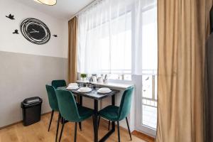 Spacious Family Apartment for 6 - Lift & Balcony