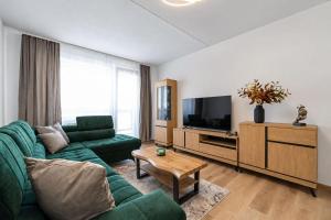 Spacious Family Apartment for 6 - Lift & Balcony
