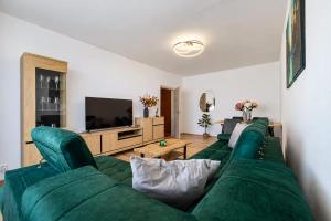 Spacious Family Apartment for 6 - Lift & Balcony