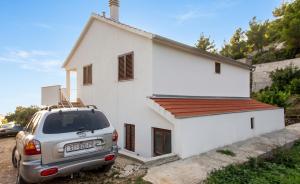 Charming Apartment in Gdinj + Garden