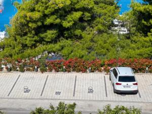 Spacious Apartment in Trogir with Parking