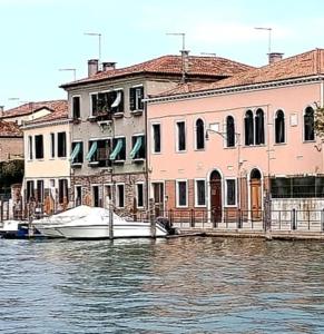 Casa Carlotti, apartment with garden in Murano