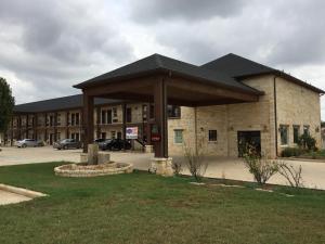 Pearsall Inn and Suites