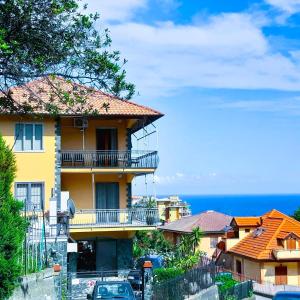 Due passi dal mare tra gli ulivi