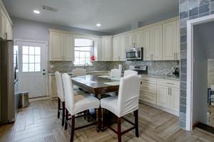 4 Mi to Bourbon St & Superdome! Spacious Home