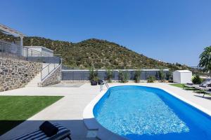 Modern family villa Basilicata Salmostro in Bali w Pool & BBQ Area