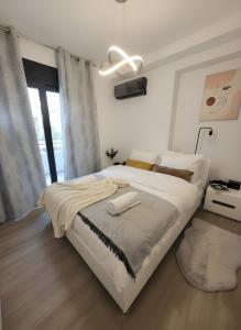 Grand Jacuzzi suite and 6 guests Family Apartment near Acropolis & 2 min Syngrou Fix Metro