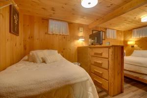 Cozy Maine Couples Retreat w Wood Stove