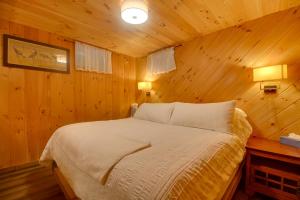 Cozy Maine Couples Retreat w Wood Stove