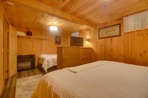 Cozy Maine Couples Retreat w Wood Stove