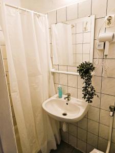 Central Rooms with private bathrooms