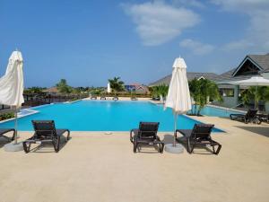 1BR Villa with pool access