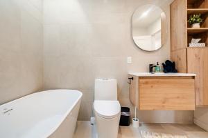 Bright Brand New 2 bedrooms Workspace