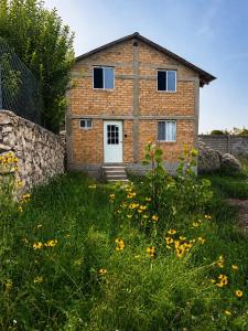 Charming cabin in a village, one km from the downtown