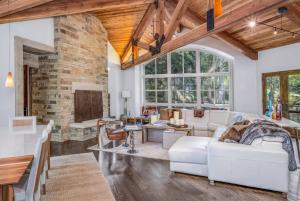 486 Forest Rd, home
