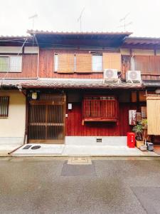 Autumn Leaves Villa Z in Kyoto, featuring two stories and free shuttle service, located just 100 meters from the bus stop
