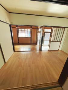 Autumn Leaves Villa Z in Kyoto, featuring two stories and free shuttle service, located just 100 meters from the bus stop