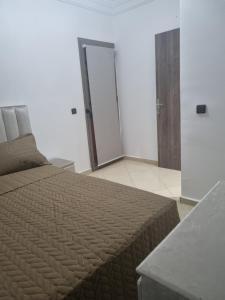 Room with Private Bathroom and Balcony Walking Distance from AIRPORT