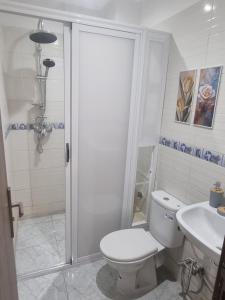 Room with Private Bathroom and Balcony Walking Distance from AIRPORT