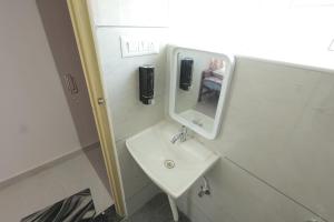 Splendid rooms In Yelahanka near Airport and KIA with Common kitchen 206