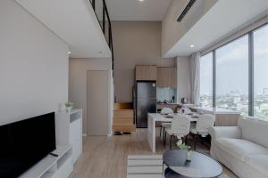 Rama9 Duplex Near Train Market RCA Free Pool Gym