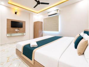 Shree Kashi PV & SV Grand - Premium Spiritual Stay with Lift Near Kashi Vishwanath Dham & Dashshwamedh Ghat