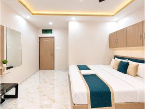 Shree Kashi PV & SV Grand - Premium Spiritual Stay with Lift Near Kashi Vishwanath Dham & Dashshwamedh Ghat