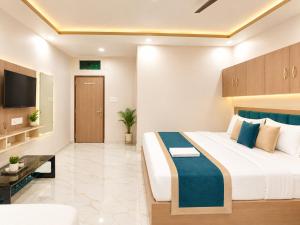 Shree Kashi PV & SV Grand - Premium Spiritual Stay with Lift Near Kashi Vishwanath Dham & Dashshwamedh Ghat