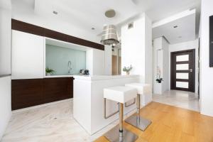 Spacious Apartment with a Workspace in a Great Location By Noclegi Renters