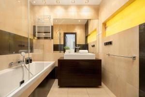 Spacious Apartment with a Workspace in a Great Location By Noclegi Renters