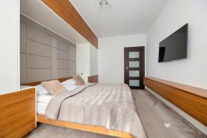 Spacious Apartment with a Workspace in a Great Location By Noclegi Renters