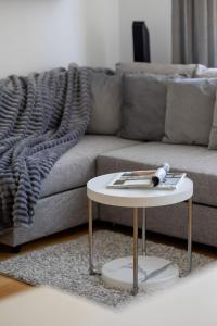 Spacious Apartment with a Workspace in a Great Location By Noclegi Renters