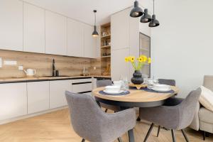 Enklawa - Apartamenty z Balkonem i Parkingiem Blisko Plaży i Jeziora by Noclegi Renters