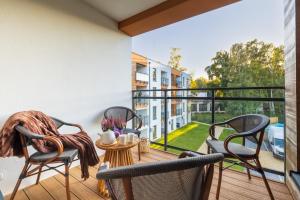 Enklawa - Apartamenty z Balkonem i Parkingiem Blisko Plaży i Jeziora by Noclegi Renters