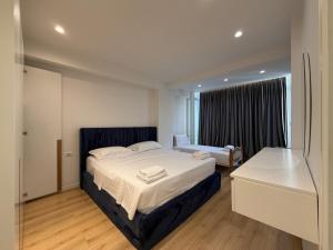 Ring Station Apartment