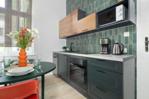 Przestronny Apartament z Balkonem by Noclegi Renters