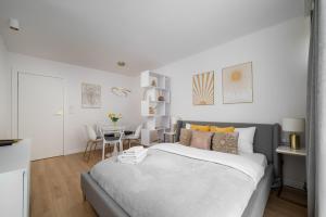 Park Mirowski Signature Apartment by BookingHost
