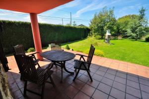 Charming house in Albuerne with fenced garden