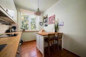 Metro Racławicka Cosy Apartment by BookingHost