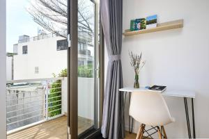 Stylish & Bright Studio with Balcony R4.2