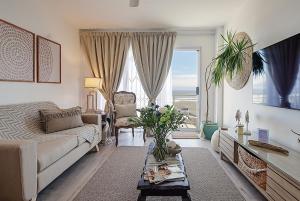 The Bay Oceanfront 2 Bedroom Stay with Pool