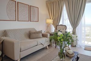 The Bay Oceanfront 2 Bedroom Stay with Pool