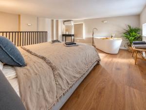 Golden Leaf Apartment by fengshui4u, 6 os, w centrum, dwa poziomy, dwie sypialnie, wanna przy łóżku, klimatyzacja, bezpłatny parking