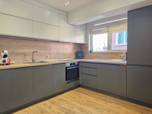 Spacious Living - Dedicated Workspace Near Metro by Flat Manаger