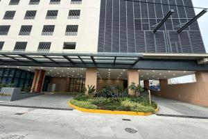 Home Two Hotel at La Vida Pasay