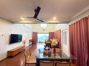 BAASTIAN VILLA - Mountain View l Spacious Pool Area l BBQ l Prime Location
