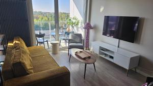 Stylowy apartament z klimatyzacją, tarasem i parkingiem - Fair Rentals