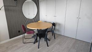 Stylowy apartament z klimatyzacją, tarasem i parkingiem - Fair Rentals