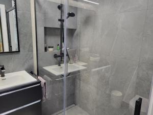 Stylowy apartament z klimatyzacją, tarasem i parkingiem - Fair Rentals