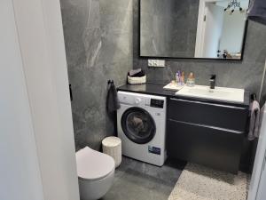 Stylowy apartament z klimatyzacją, tarasem i parkingiem - Fair Rentals